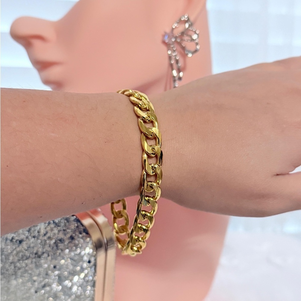 Elegant Chain Bracelet.